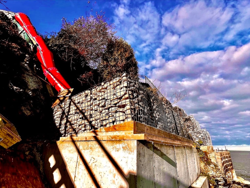 Coastal retaining wall with gabion baskets