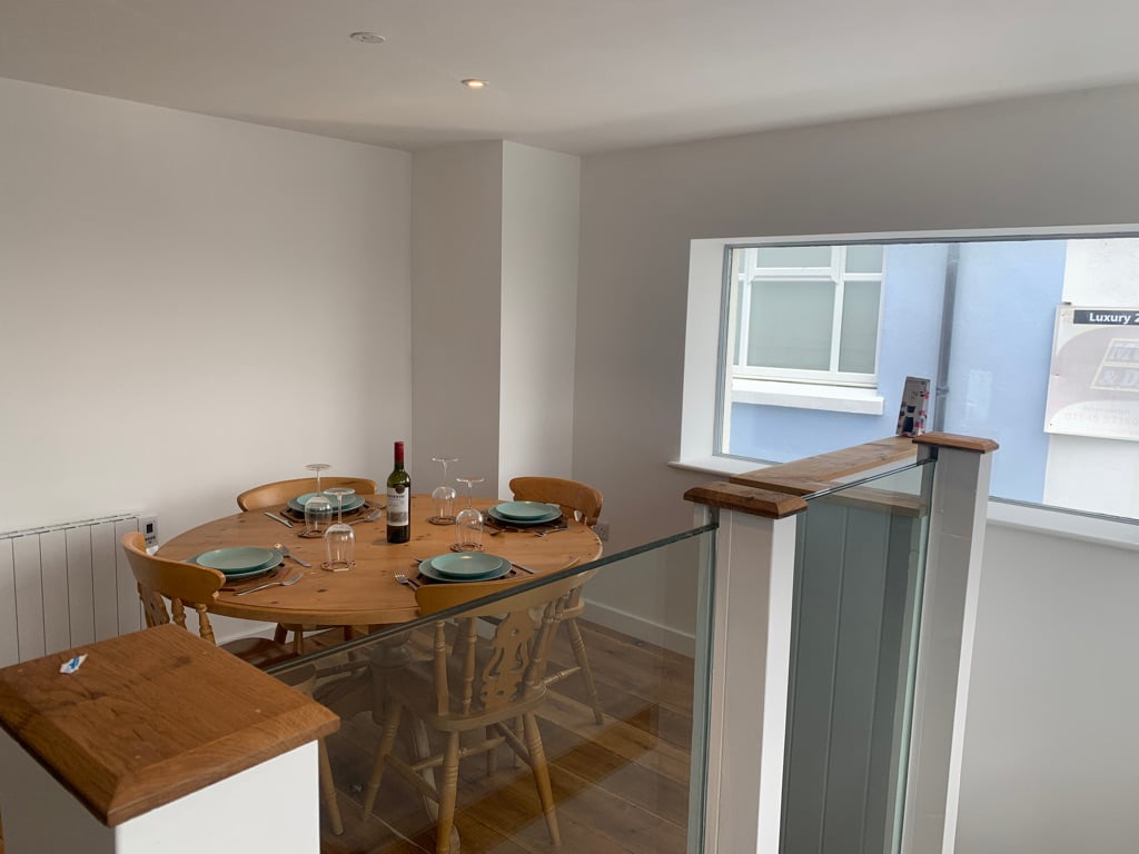 Mezzanine dining area with glass balustrade